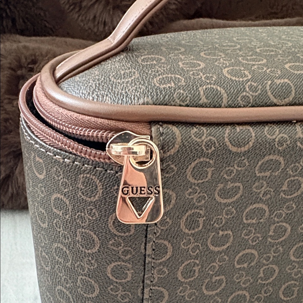 Guess designer makeup bag - Picture 6 of 6